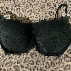 Dark green, floral lace push up bra
Size (36 D)
